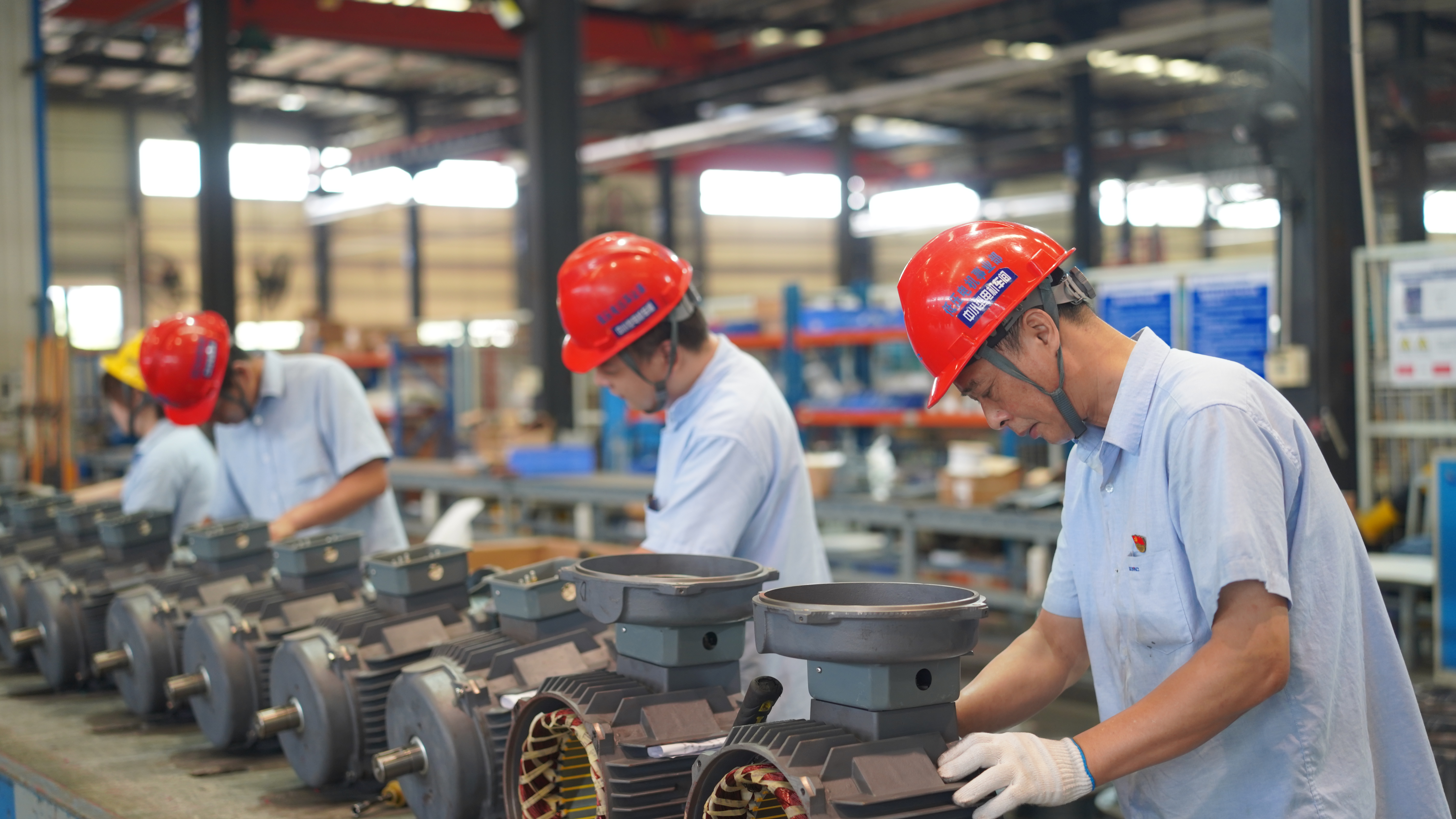 中小型電機車間在裝配電機-周燈亮.jpg 中小型電機車間在裝配電機-周燈亮.jpg